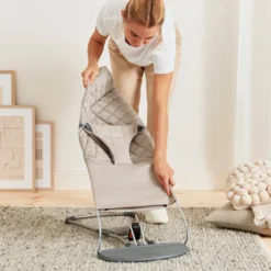 BabyBjörn Babysitter Bliss Vävd Klassisk Quilt - Sandgrå