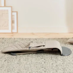 BabyBjörn Babysitter Bliss Vävd Klassisk Quilt - Sandgrå