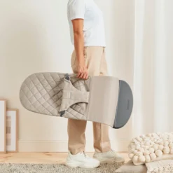 BabyBjörn Babysitter Bliss Vävd Klassisk Quilt - Sandgrå