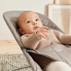 BabyBjörn Babysitter Bliss Vävd Klassisk Quilt - Sandgrå