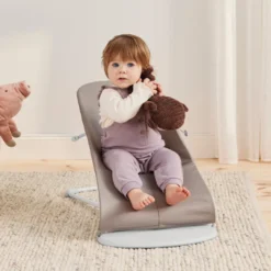 BabyBjörn Babysitter Bliss Vävd Bladmönstrad Quilt - Sandgrå