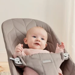 BabyBjörn Babysitter Bliss Vävd Bladmönstrad Quilt - Sandgrå