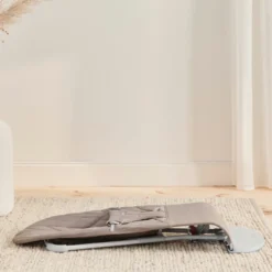 BabyBjörn Babysitter Bliss Vävd Bladmönstrad Quilt - Sandgrå