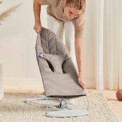 BabyBjörn Babysitter Bliss Vävd Bladmönstrad Quilt - Sandgrå