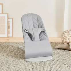 Babysitter Bliss Vävd Bladmönstrad Quilt - Ljusgrå