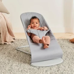 Babysitter Bliss Vävd Bladmönstrad Quilt - Ljusgrå