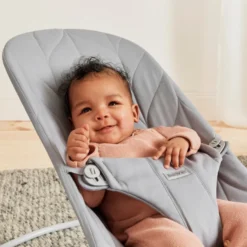 Babysitter Bliss Vävd Bladmönstrad Quilt - Ljusgrå