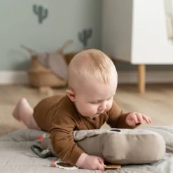 Done By Deer Tummy Time Aktivitetsleksak Croco - Sand