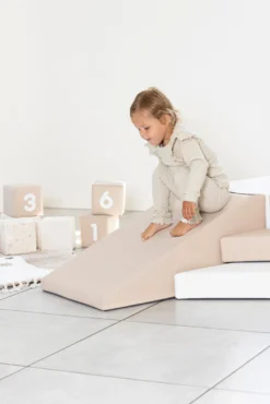 Skumleksaksset med rutschkana och klättervägg – hårt skum – beige/vit
