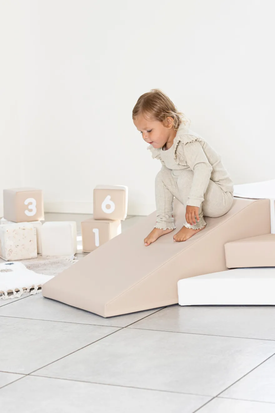 Skumleksaksset med rutschkana och klättervägg – hårt skum – beige/vit