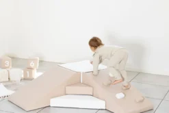 Skumleksaksset med rutschkana och klättervägg – hårt skum – beige/vit