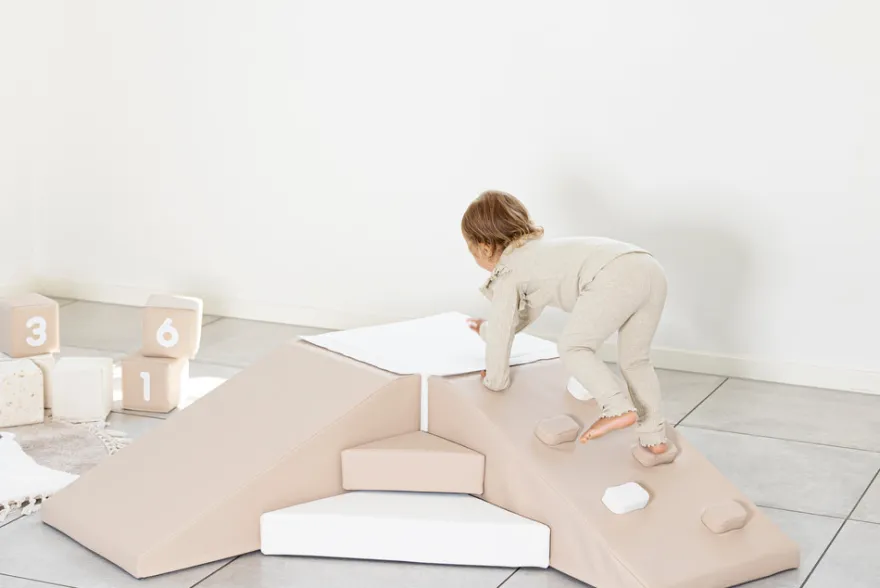 Skumleksaksset med rutschkana och klättervägg – hårt skum – beige/vit
