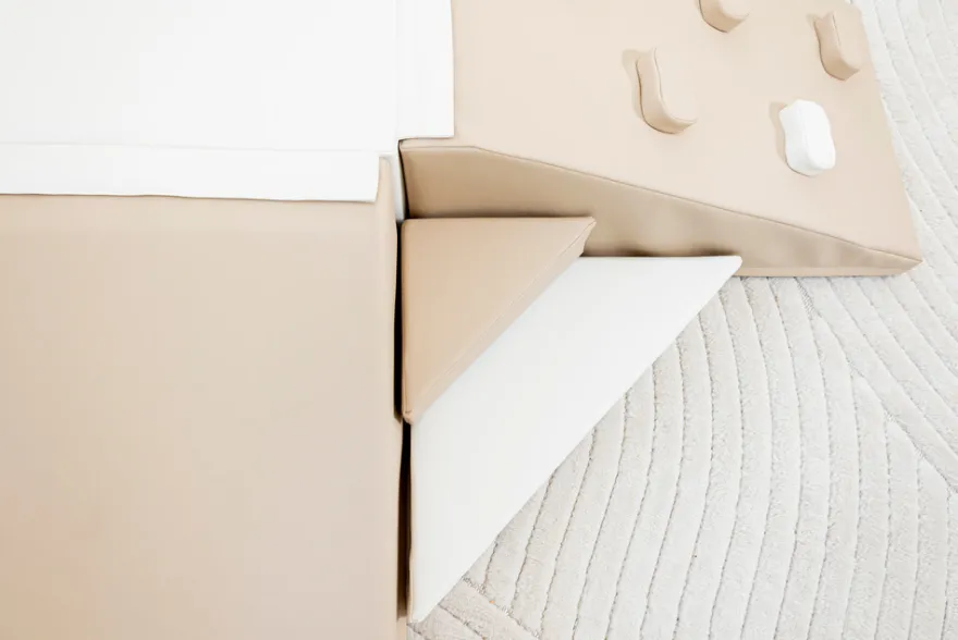 Skumleksaksset med rutschkana och klättervägg – hårt skum – beige/vit