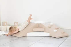 Skumleksaksset med rutschkana och klättervägg – hårt skum – beige/vit