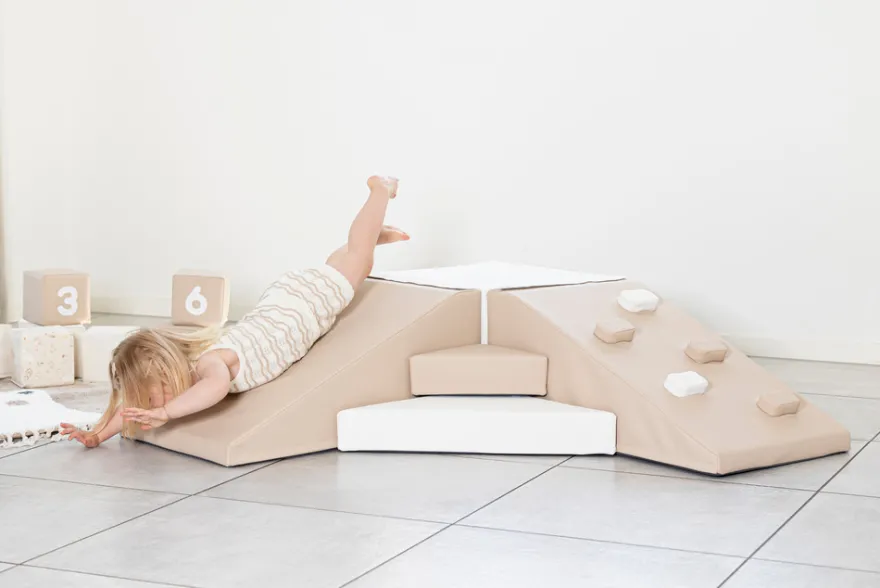 Skumleksaksset med rutschkana och klättervägg – hårt skum – beige/vit