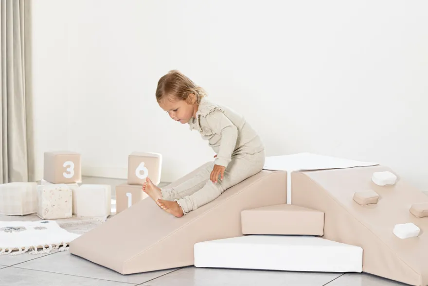 Skumleksaksset med rutschkana och klättervägg – hårt skum – beige/vit