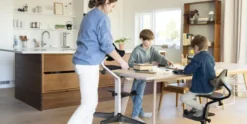 Stokke® Nomi Matstol - Walnut Black