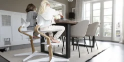 Stokke® Nomi Matstol - Walnut Grey