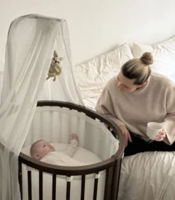 Stokke® Sleepi Mini V3 Spjälsäng Med Förlängning & Madrass - Warm Brown
