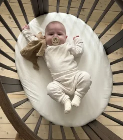 Stokke® Sleepi Mini V3 Spjälsäng Med Förlängning & Madrass - Warm Brown