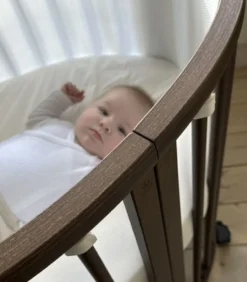 Stokke® Sleepi Mini V3 Spjälsäng Med Förlängning & Madrass - Warm Brown