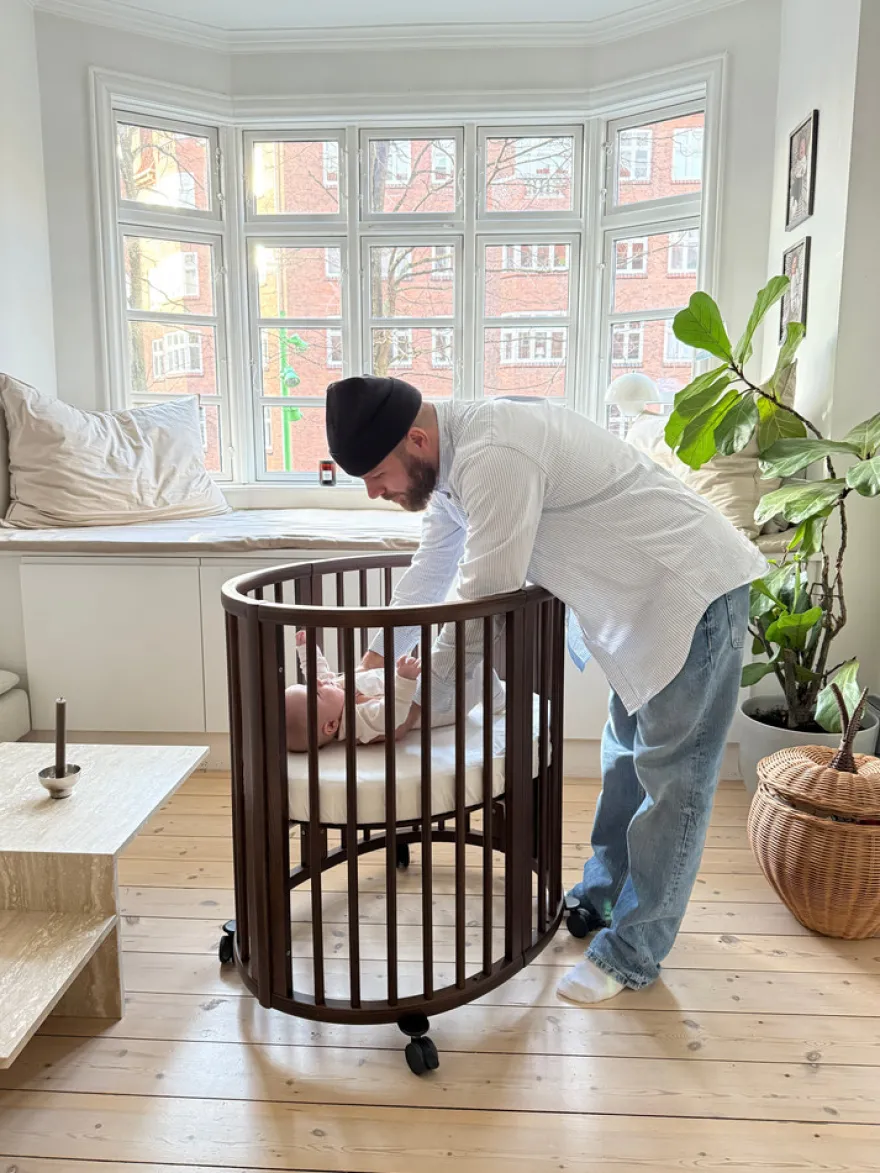 Stokke® Sleepi Mini V3 Spjälsäng Med Madrass Och Lakan - Warm Brown