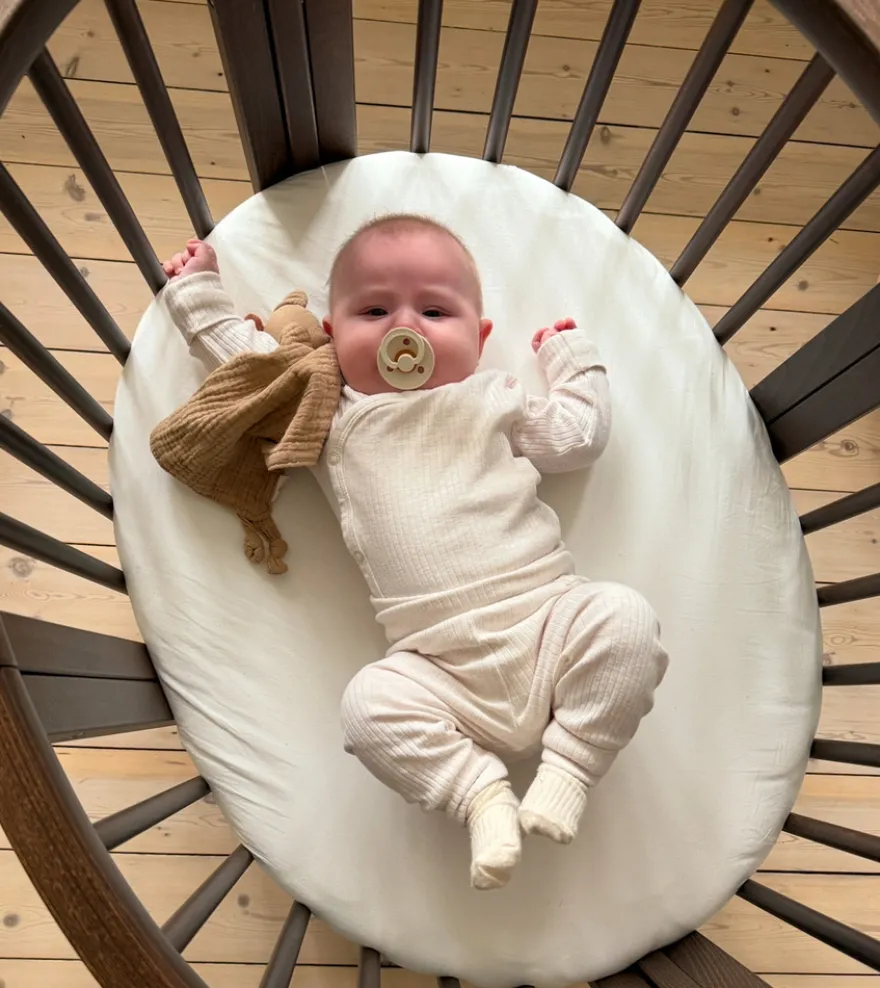 Stokke® Sleepi Mini V3 Spjälsäng Med Madrass Och Lakan - Warm Brown