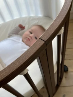 Stokke® Sleepi Mini V3 Spjälsäng Med Madrass - Warm Brown