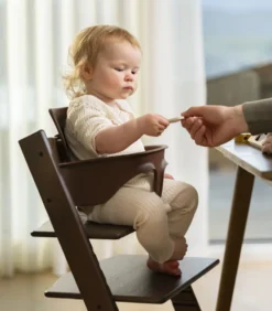 Stokke® Tripp Trapp Stol Oak Inkl. Babyset & Bricka - Warm Brown