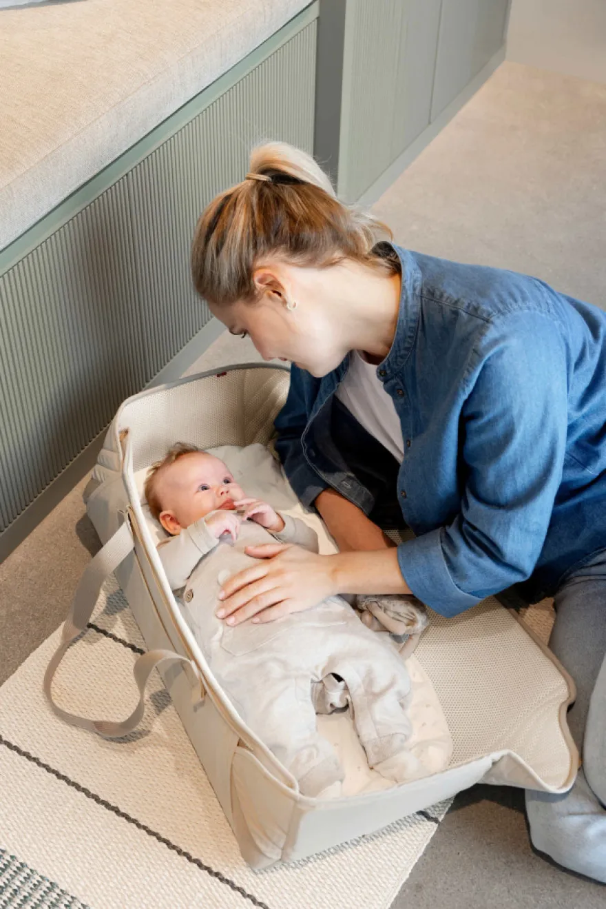 Voksi® Carry Me Babynest - Seashell Sand Leaf
