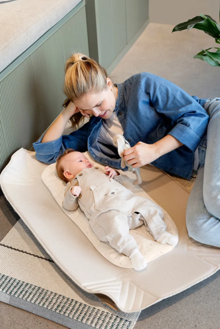 Voksi® Carry Me Babynest - Seashell Sand Leaf